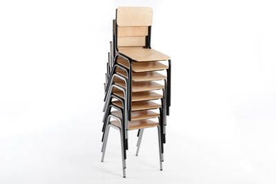 Stabile Holzstühle mit Metallgestell